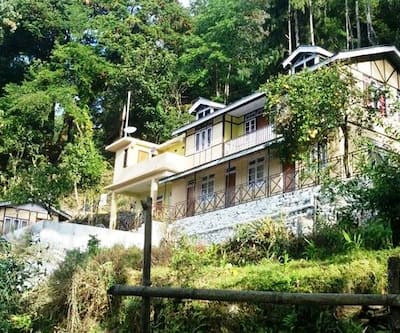 https://imgcld.yatra.com/ytimages/image/upload/t_hotel_yatra_city_desktop/v1438629048/Domestic Hotels/Hotels_Pelling/Oak Valley Retreat/Overview.jpg